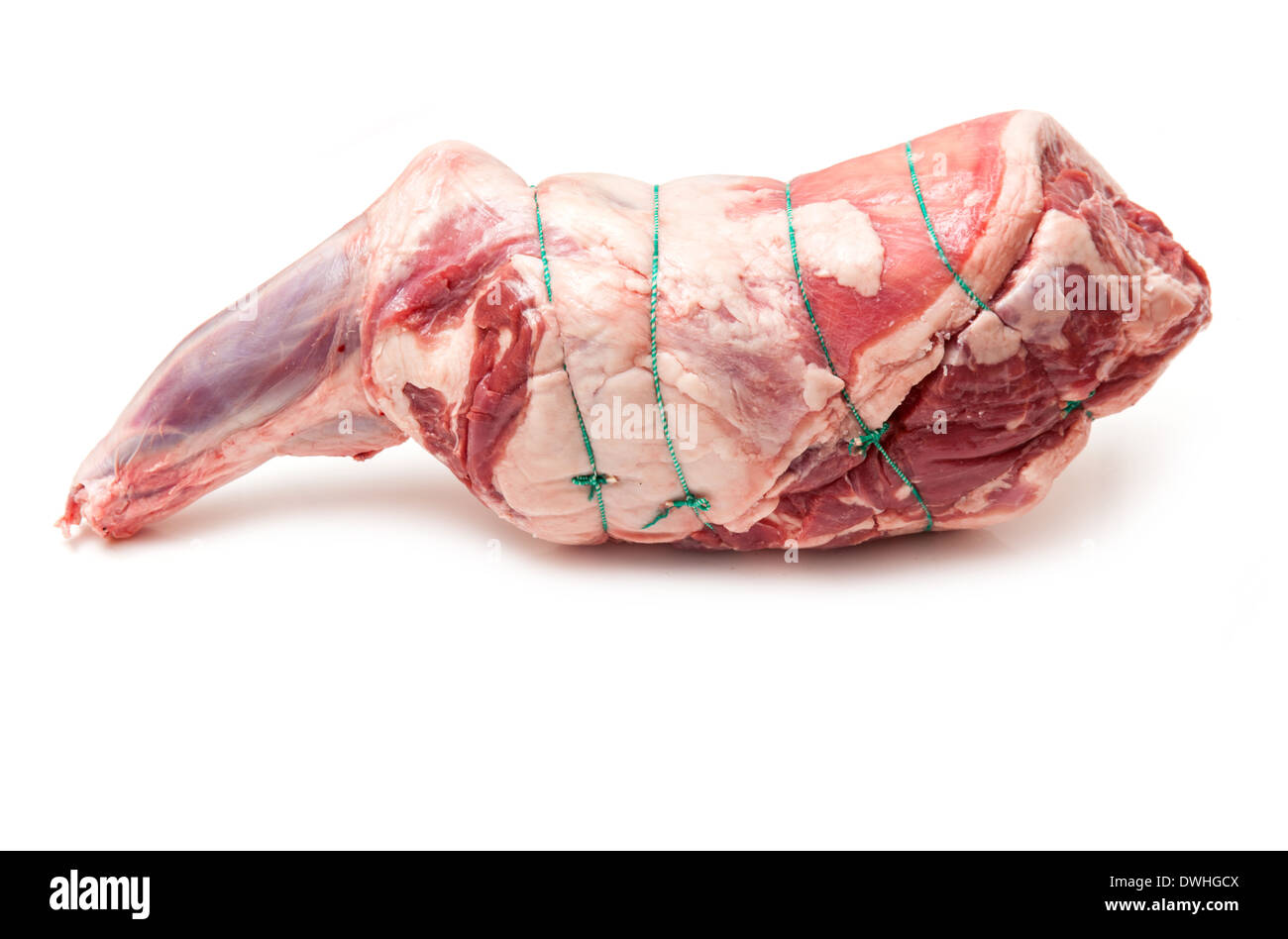 Epaule d'agneau britannique (2,69 kg) isolated on a white background studio. Banque D'Images