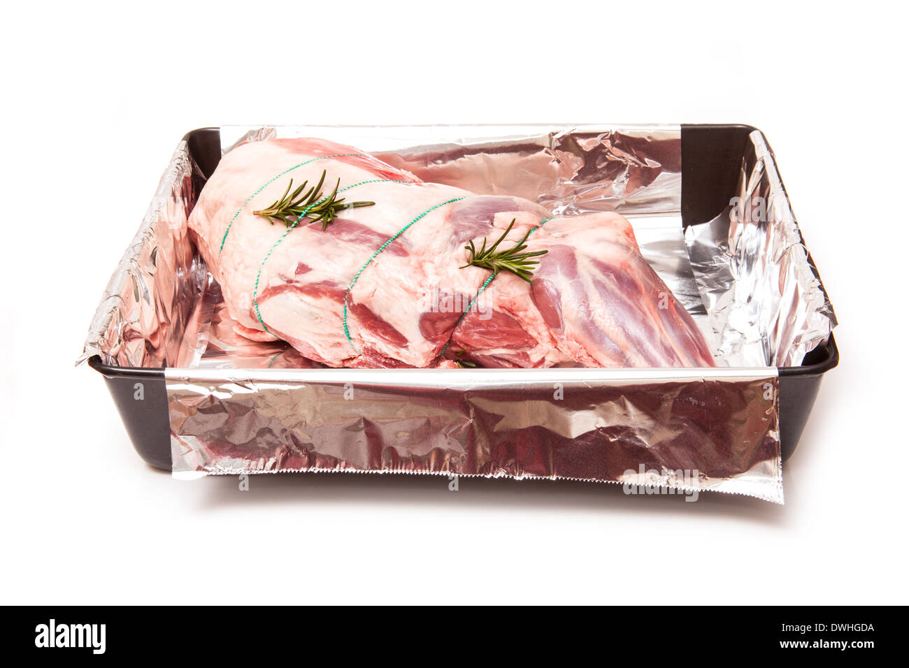 Epaule d'agneau britannique (2,69 kg) dans un bac de torréfaction isolated on a white background studio. Banque D'Images