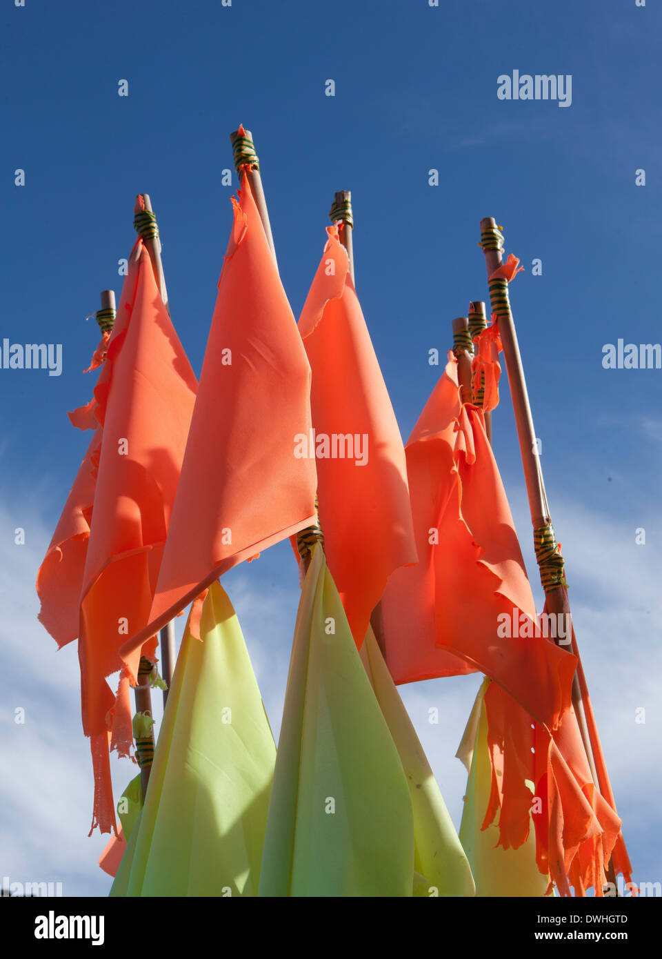 Les drapeaux sur le haut de fishermens flotteurs attachés à une ligne de pêche sur le quai de Padstow à Cornwall, Angleterre du Sud-Ouest Banque D'Images