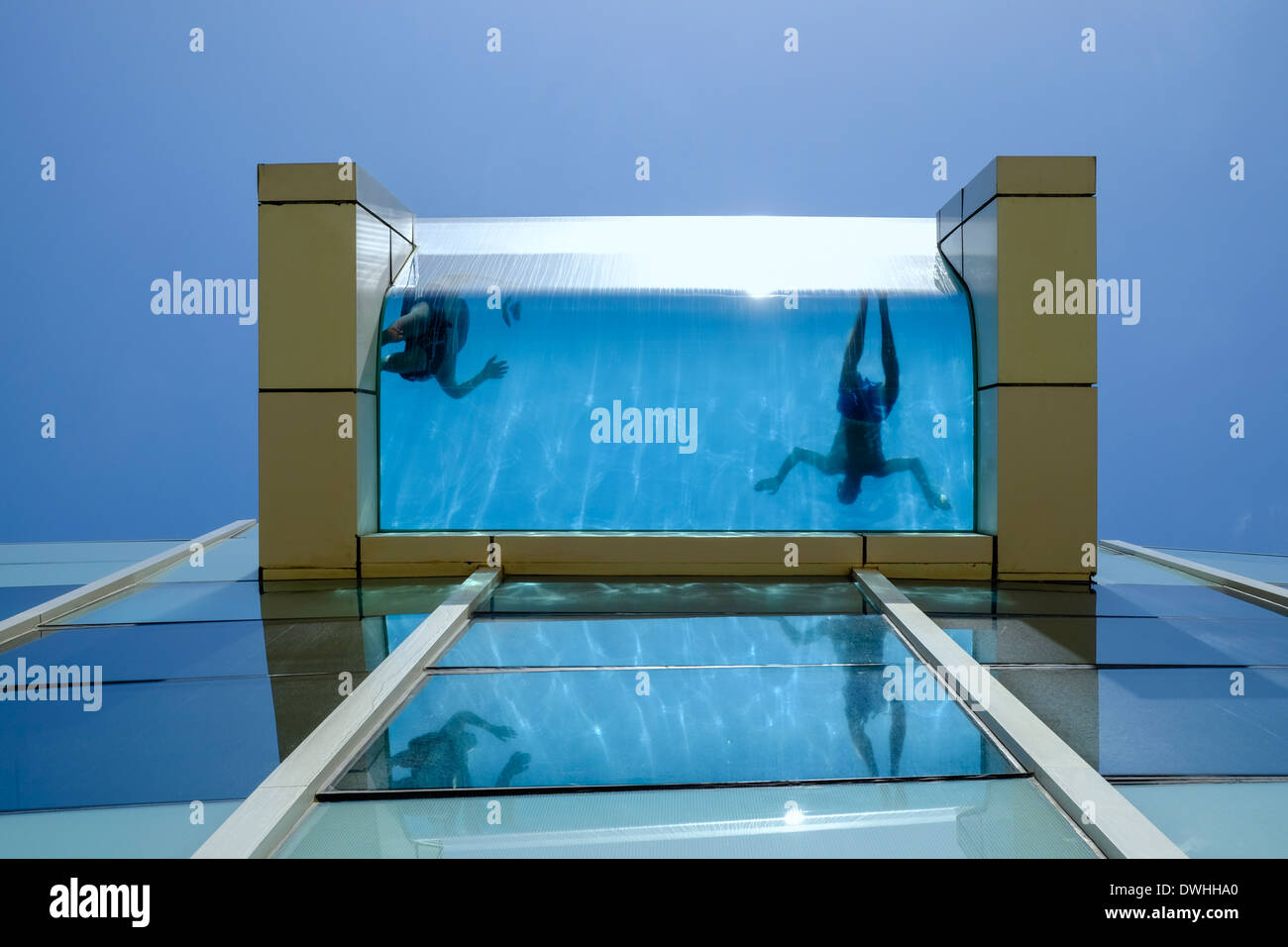 Vous pourrez nager dans l'verre surélevé piscine à l'Hôtel Intercontinental Festival City à Dubaï dans les Emirats Arabes Unis Banque D'Images