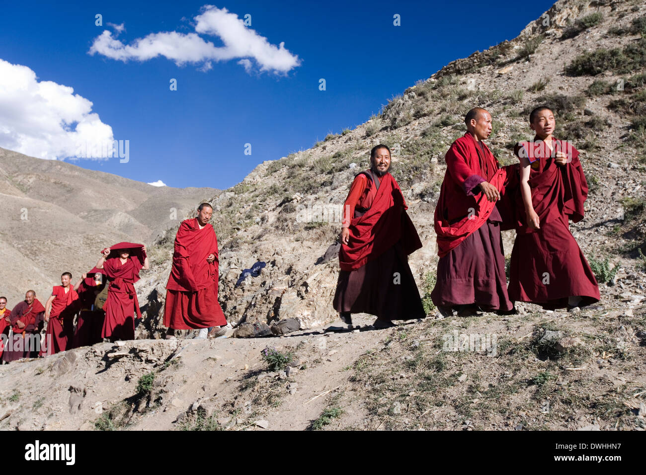 Un groupe de moines bouddhistes près du monastère de Yumbu Lagang dans la région autonome du Tibet en Chine Banque D'Images