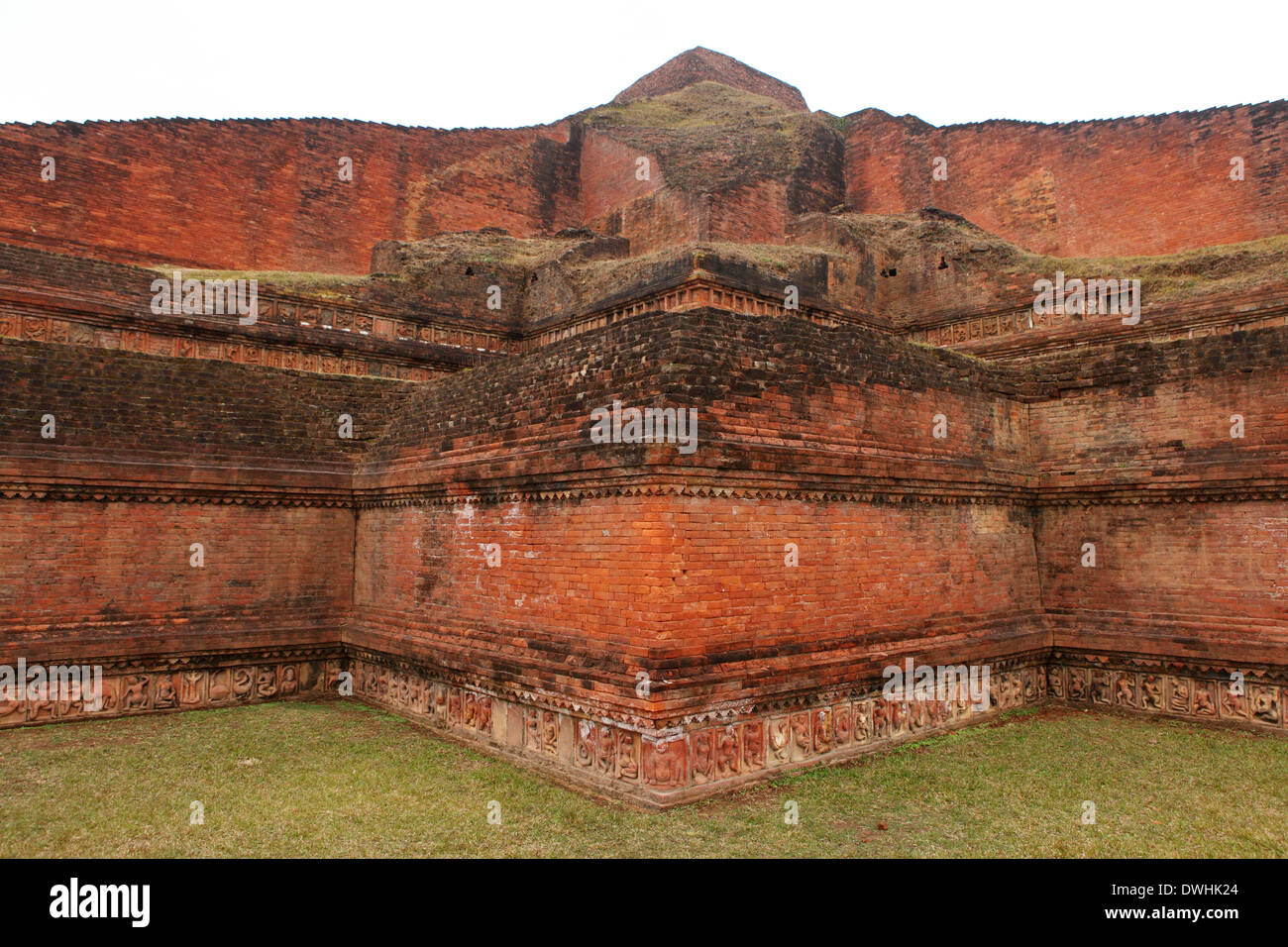 Les trois niveaux des ruines du Somapura Mahavira monastère bouddhiste de Paharpur, le Bangladesh. Banque D'Images