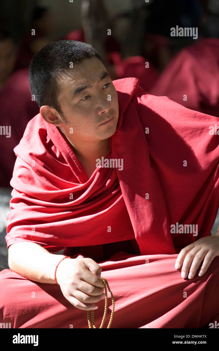 Les moines bouddhistes de débattre au monastère de Sera dans la région autonome du Tibet en Chine. Banque D'Images