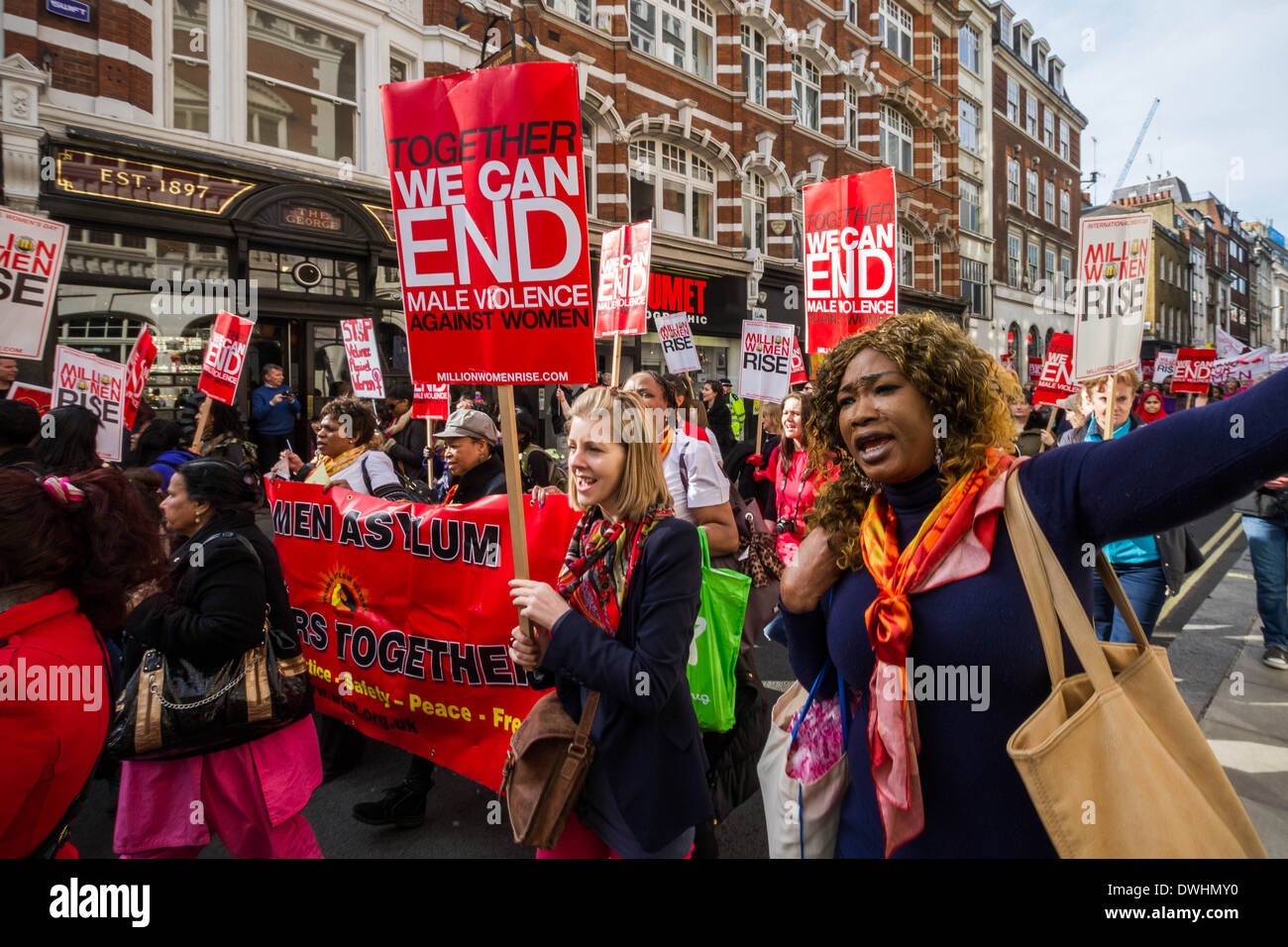 La Journée internationale de la femme millions Femmes Mars à Londres Banque D'Images