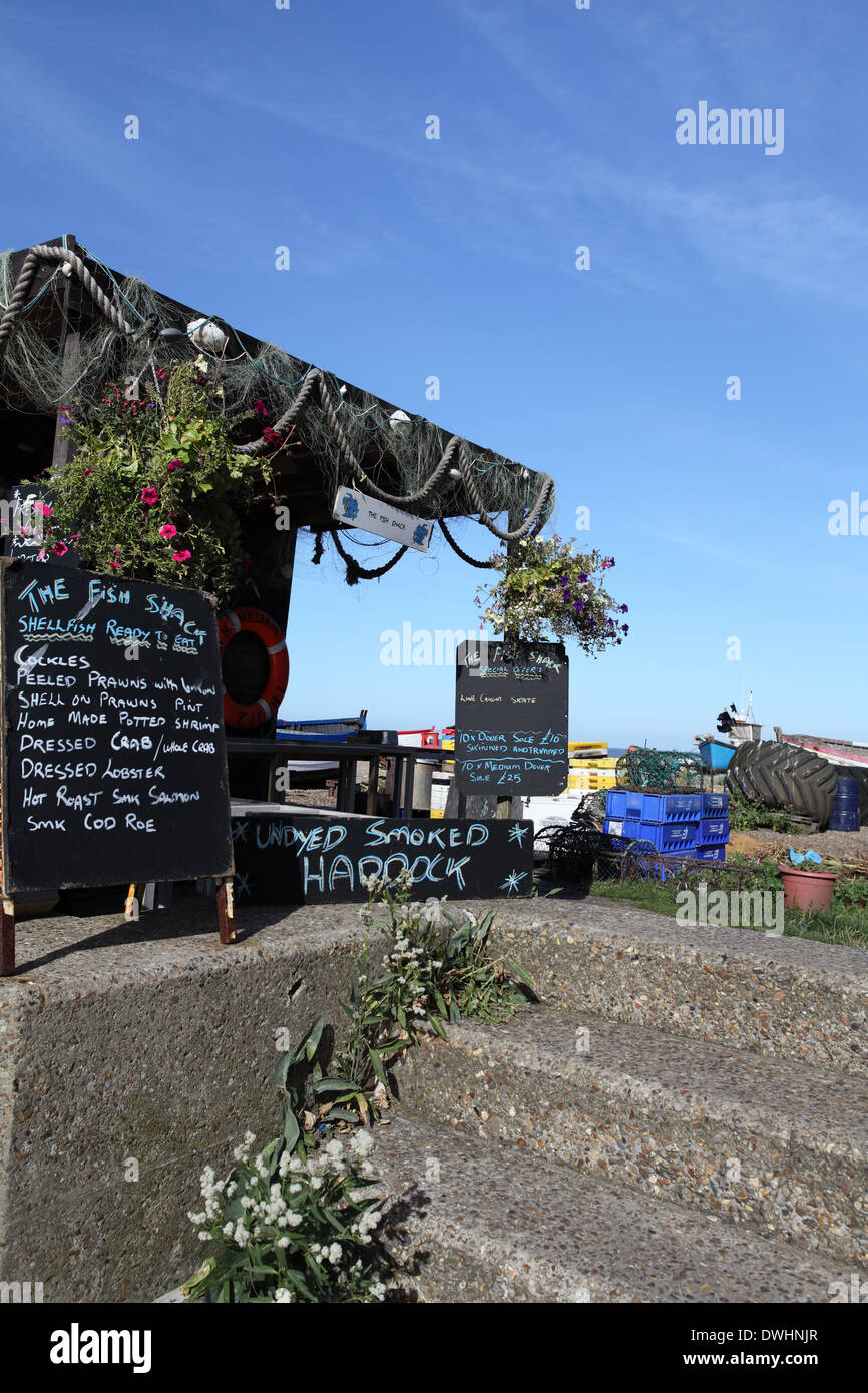 La Cabane à poissons à la vente d'Aldeburgh poisson frais local et les fruits de mer sur la plage, Suffolk Banque D'Images