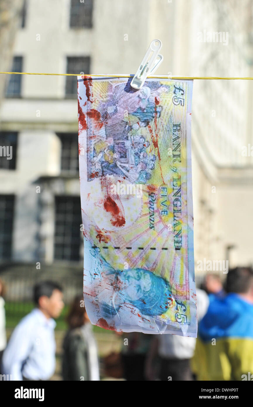 Whitehall, Londres, Royaume-Uni. 9 mars 2014. 'Blood Money' se bloque à partir d'une ligne dans le cadre de la protestation continue 24h en face de Downing Street. Crédit : Matthieu Chattle/Alamy Live News Banque D'Images