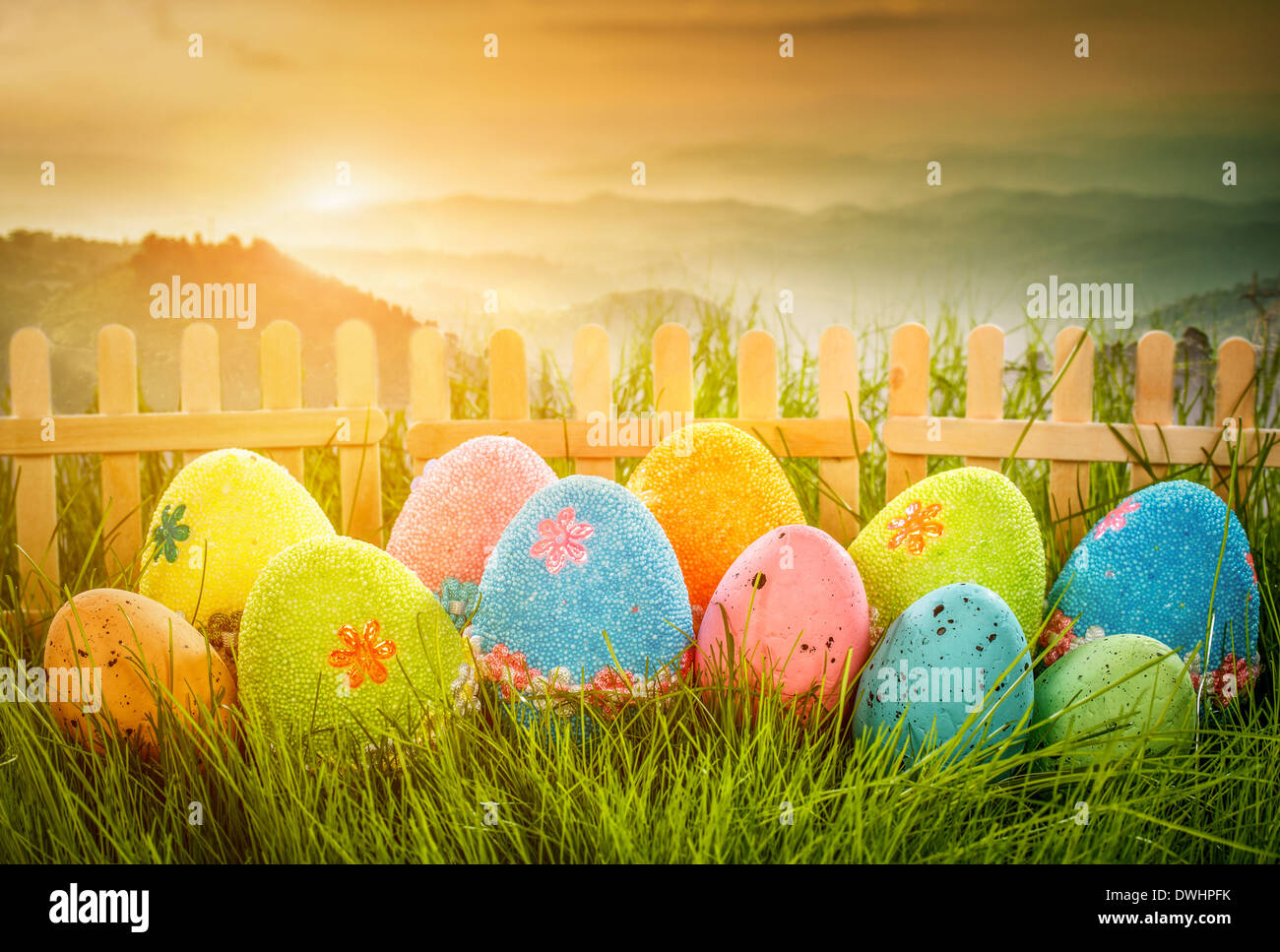 Oeufs de Pâques décorés dans l'herbe sur le fond de ciel Banque D'Images