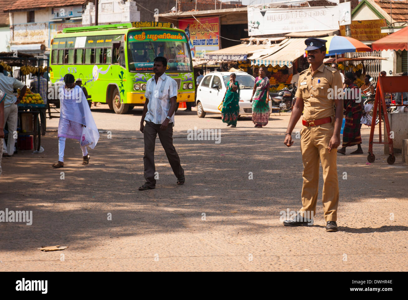 L'Inde , Tamil Nadu , Chettinad , rue commerçante animée intersection carrefour agent de la circulation des piétons en franchise de la cdp green Banque D'Images