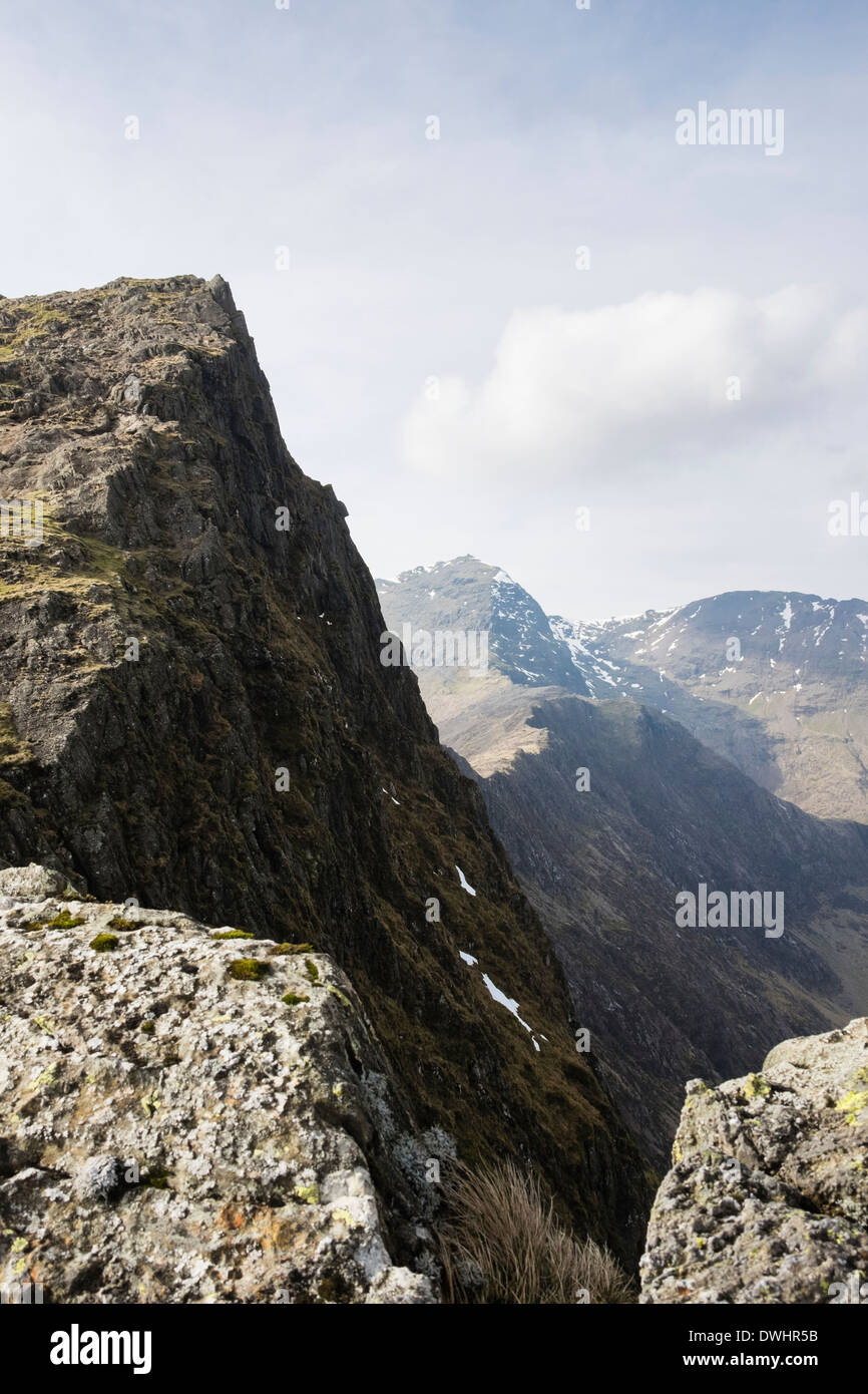 Haut Lliwedd Y arete glaciaires dans Snowdon horseshoe avec Mont Snowdon au-delà, le parc national de Snowdonia, le Nord du Pays de Galles, Royaume-Uni, Angleterre Banque D'Images
