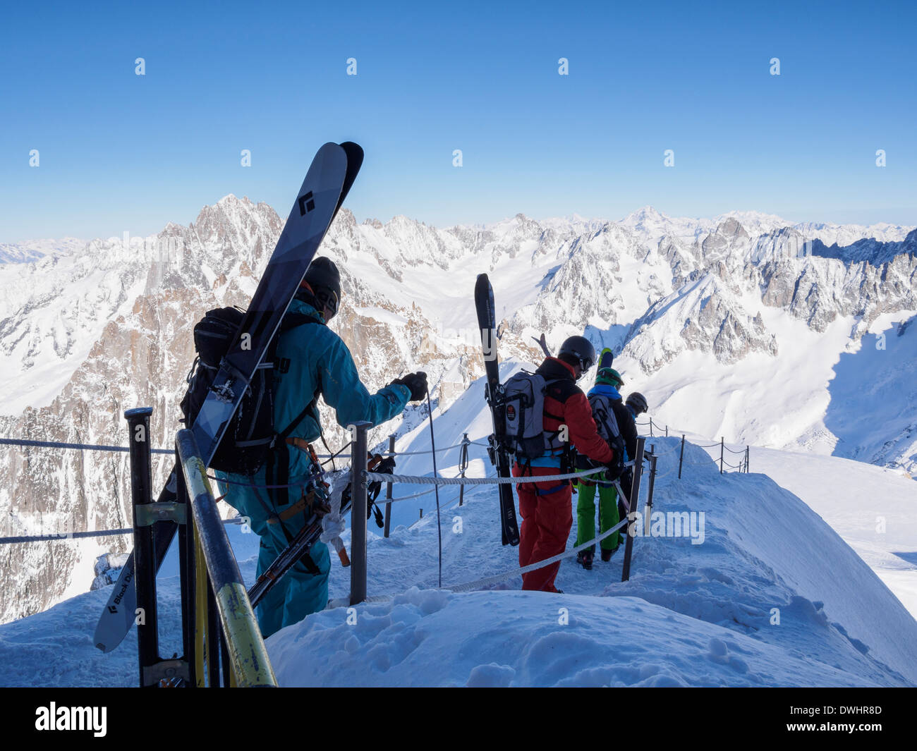 Les skieurs en ordre décroissant en cordée sur route chemin Vallée Blanche ski d'arête de l'Aiguille du Midi Chamonix-Mont-Blanc Rhone-Alpes France Banque D'Images