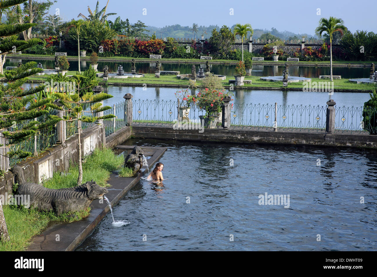 Baignade en piscine à femme Gannga Tirta palais d'eau dans l'Est de Bali Banque D'Images