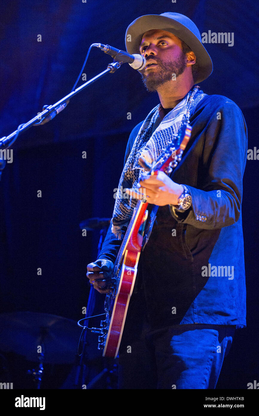 Chicago, Illinois, USA. Mar 8, 2014. Musicien de blues, Gary CLARK JR. Il se produit avec son groupe à l'United Center de Chicago, Illinois © Daniel DeSlover/ZUMAPRESS.com/Alamy Live News Banque D'Images