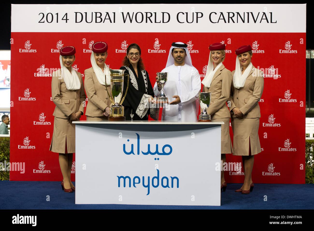 Dubaï, Émirats arabes unis. 8 mars, 2014. Saeed bin Suroor reçoit le trophée de l'entraîneur après le pur-sang appartenant à Shuruq Godolphin monté par Mickael Barzalona a remporté la course 5 le Burj Nahaar durant le Super samedi à l'Hippodrome de Meydan Crédit : Tom Morgan/Alamy Live News Banque D'Images