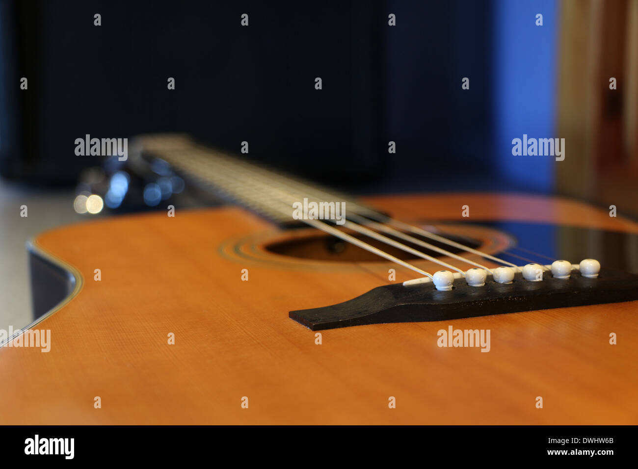 Photo d'une guitare acoustique semi avec flou artistique. Banque D'Images