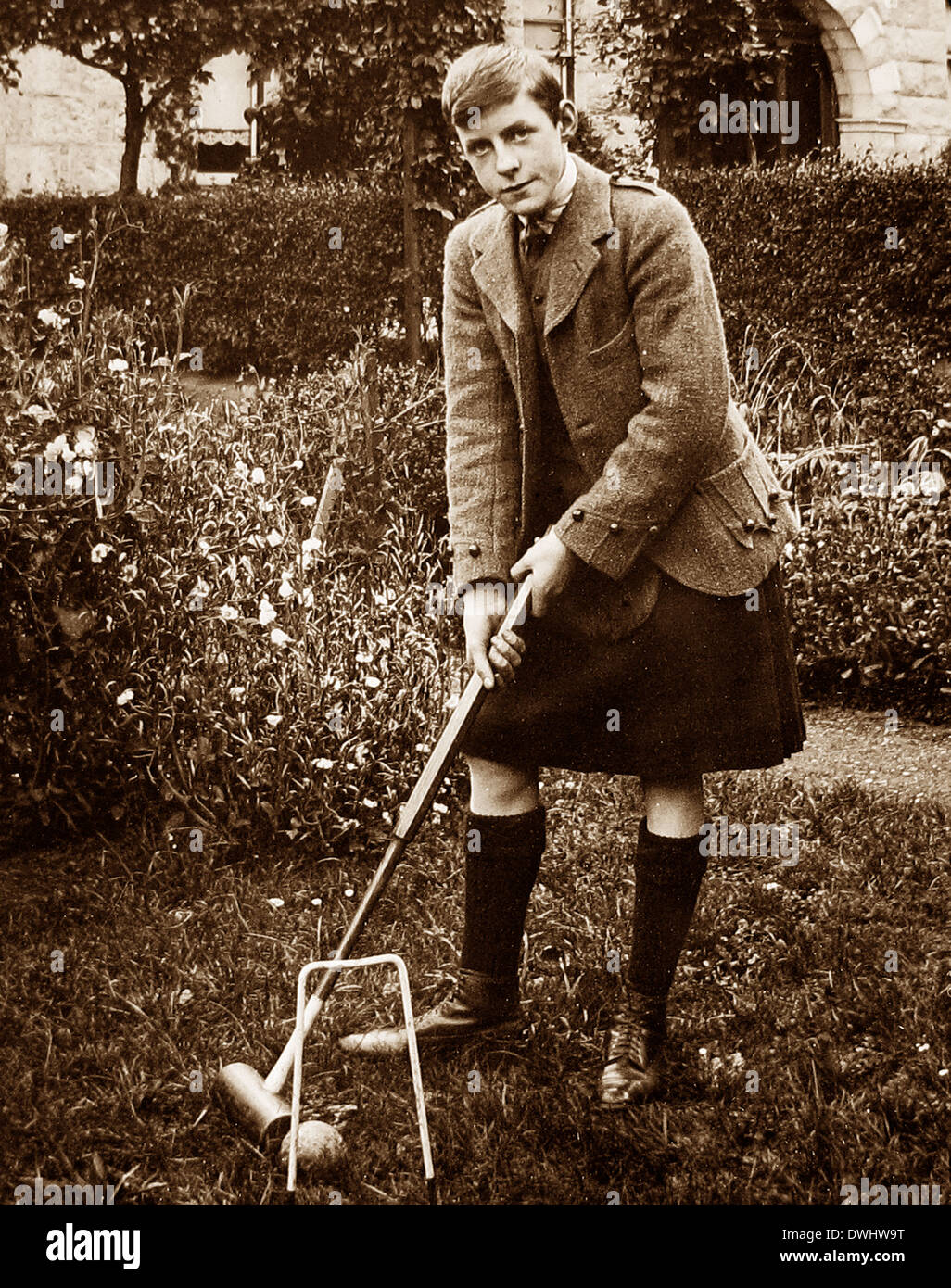 Le Prince de Galles (futur roi Édouard VIII) playing croquet Banque D'Images