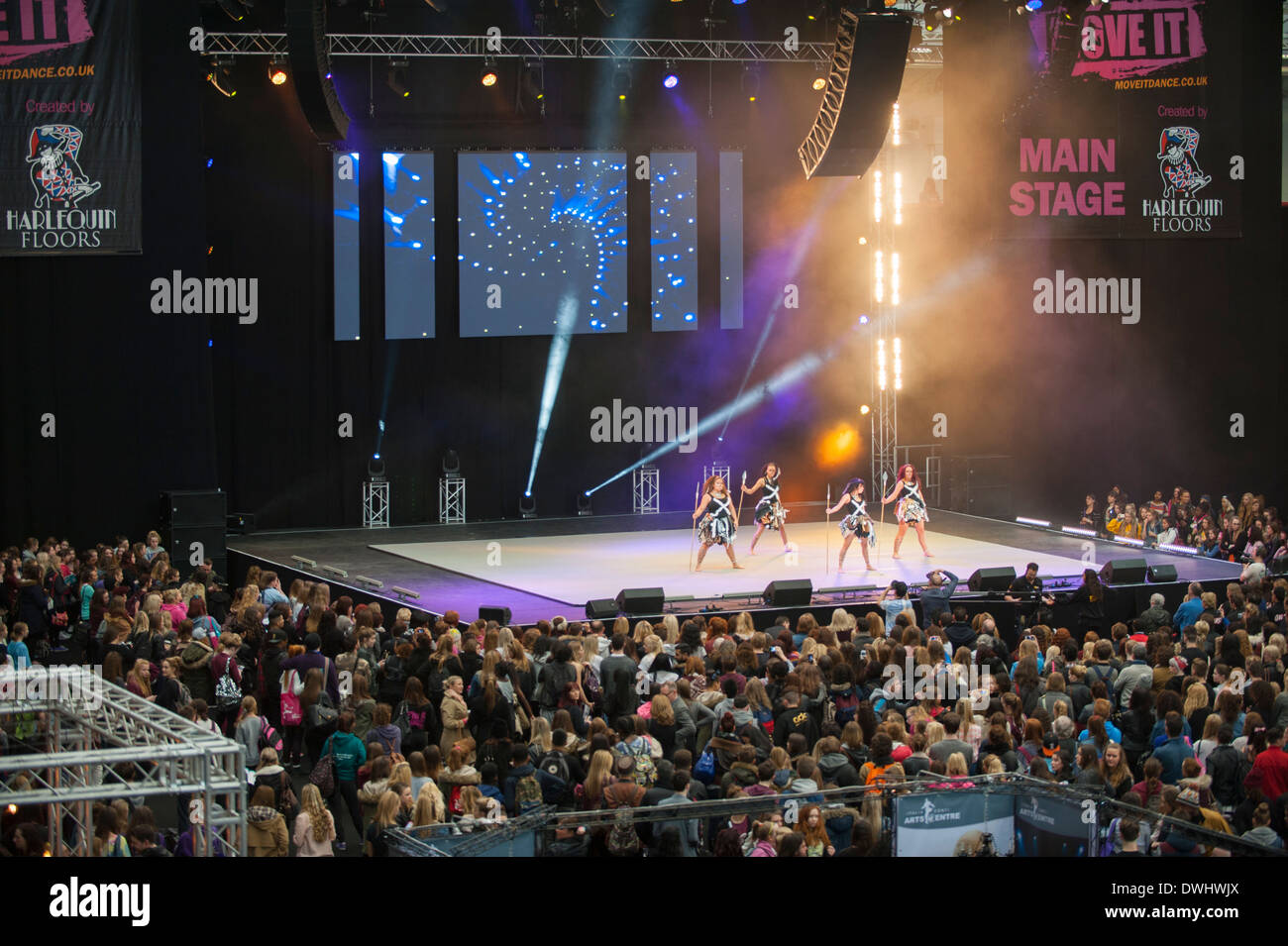 Déplacez-le, The UK's biggest dance event live avec des spectacles colorés de tous les coins du monde de la danse. Banque D'Images