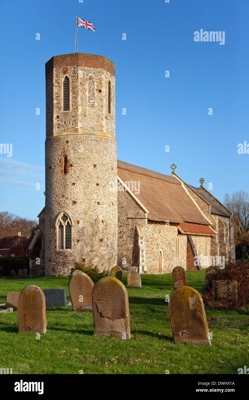 Un exemple rare d'une tour ronde de l'église de chaume. Ce l'église de Sainte Marie dans le petit village de Cromer, dans le Norfolk en Angleterre Banque D'Images