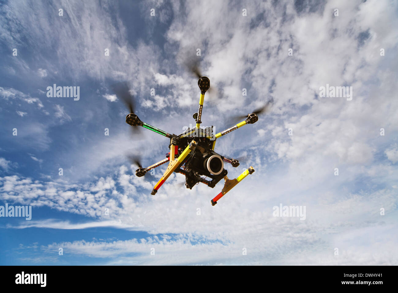 Drone Octocopter battant avec l'appareil photo Banque D'Images
