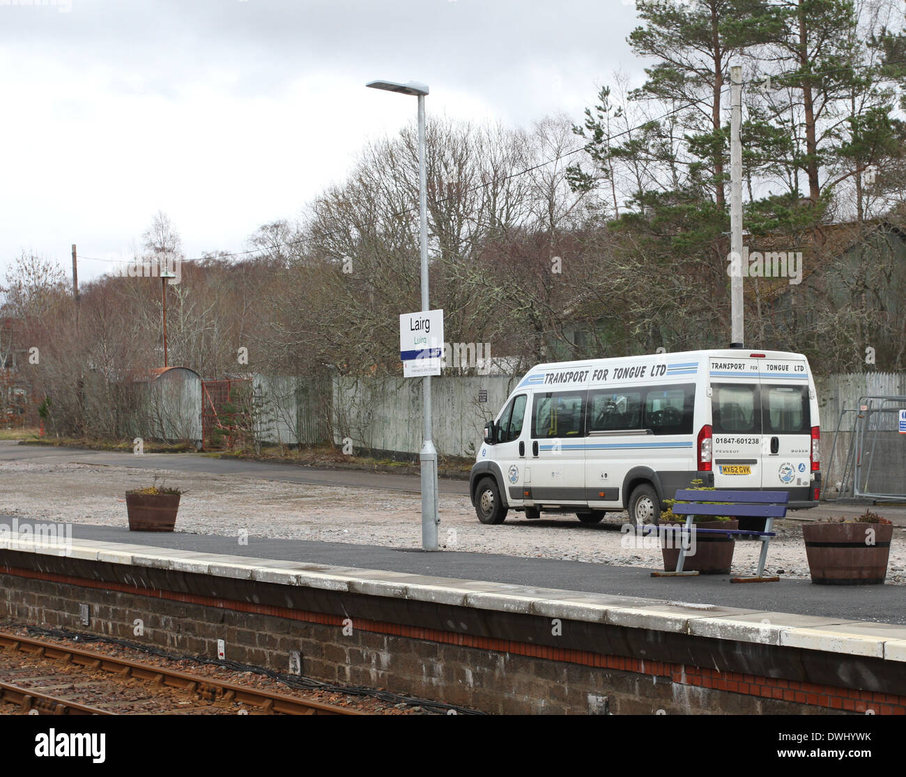 Transport pour langue maternelle minibus à la gare de lairg ecosse mars 2014 Banque D'Images