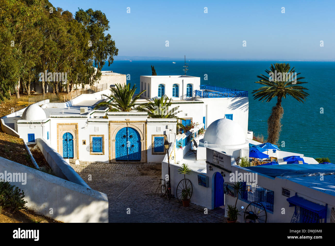 L'Afrique du Nord, Tunisie, Sidi Bou Said. Vue sur le golfe de Tunis et le célèbre Café 'Sidi Chebaane'. Banque D'Images