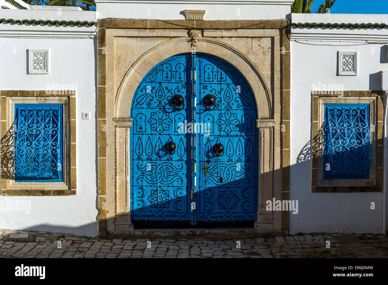 L'Afrique du Nord, Tunisie, Sidi Bou Said. Porte peinte traditionnelle de la médina. Banque D'Images