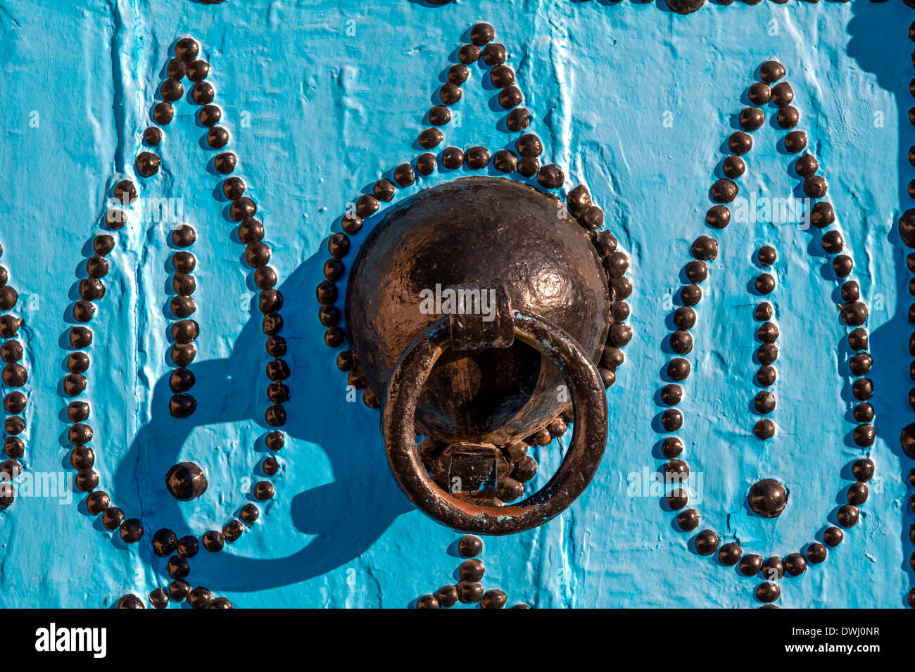 L'Afrique du Nord, Tunisie, Sidi Bou Said. Détail de la porte traditionnelle typique. Banque D'Images