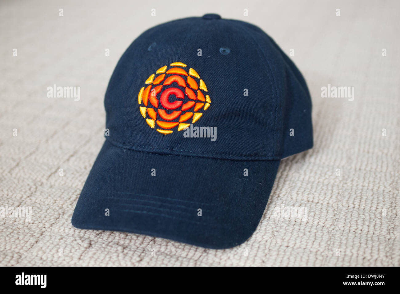 Une casquette de baseball doté du logo vintage (vers 1974-1986) de la Société Radio-Canada (SRC). Banque D'Images Une casquette de baseball doté du logo vintage (vers 1974-1986) de la Société Radio-Canada (SRC). Banque D'Images