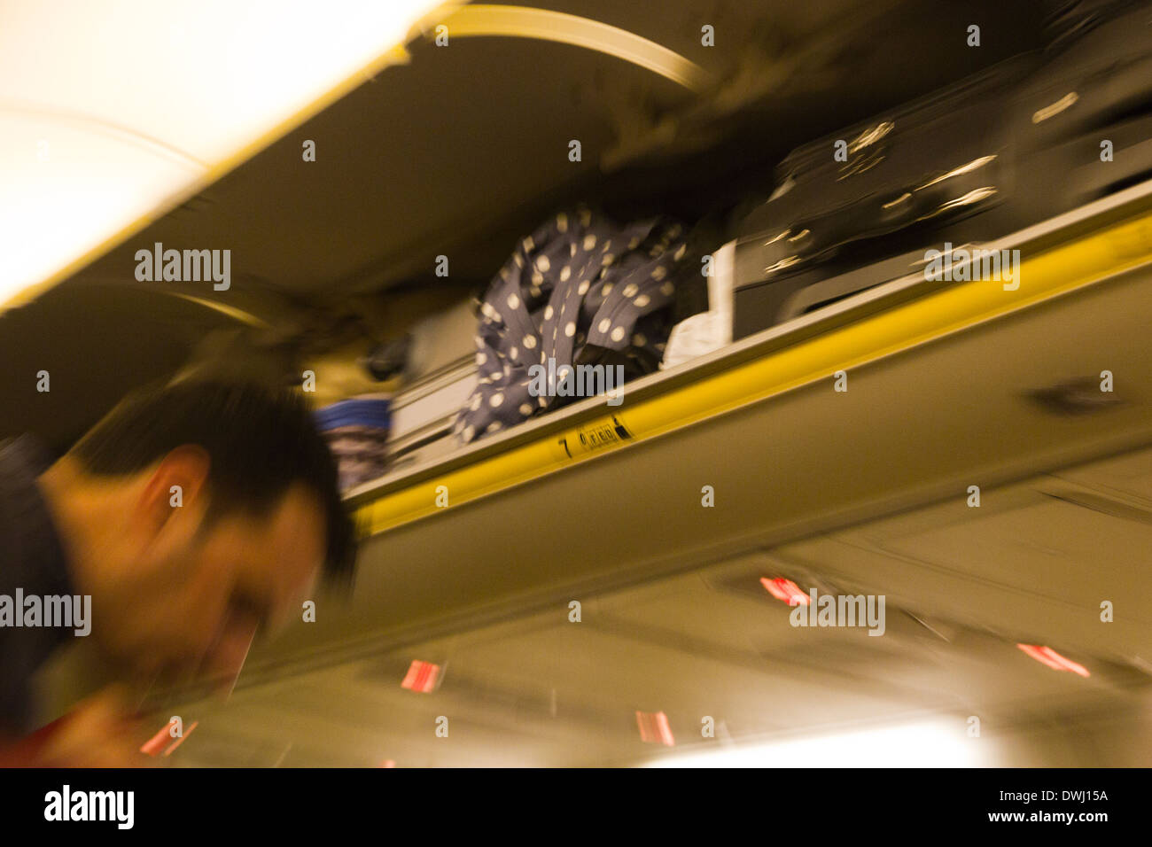 Ryanair Boeing 737 avions de l'intérieur personne bagages Banque D'Images