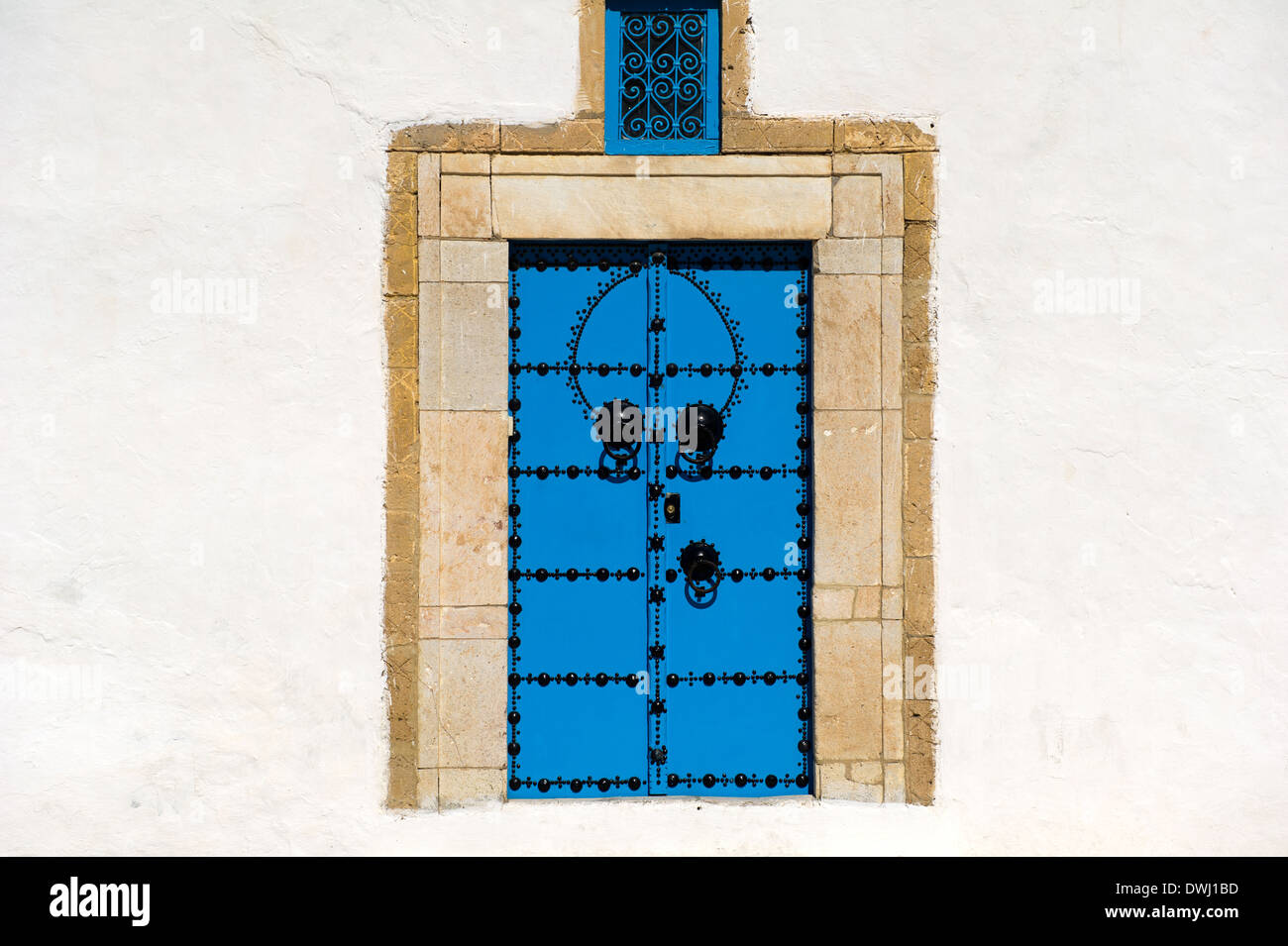 L'Afrique, Tunisie, Sidi Bou Said. Porte traditionnelle typique. Banque D'Images