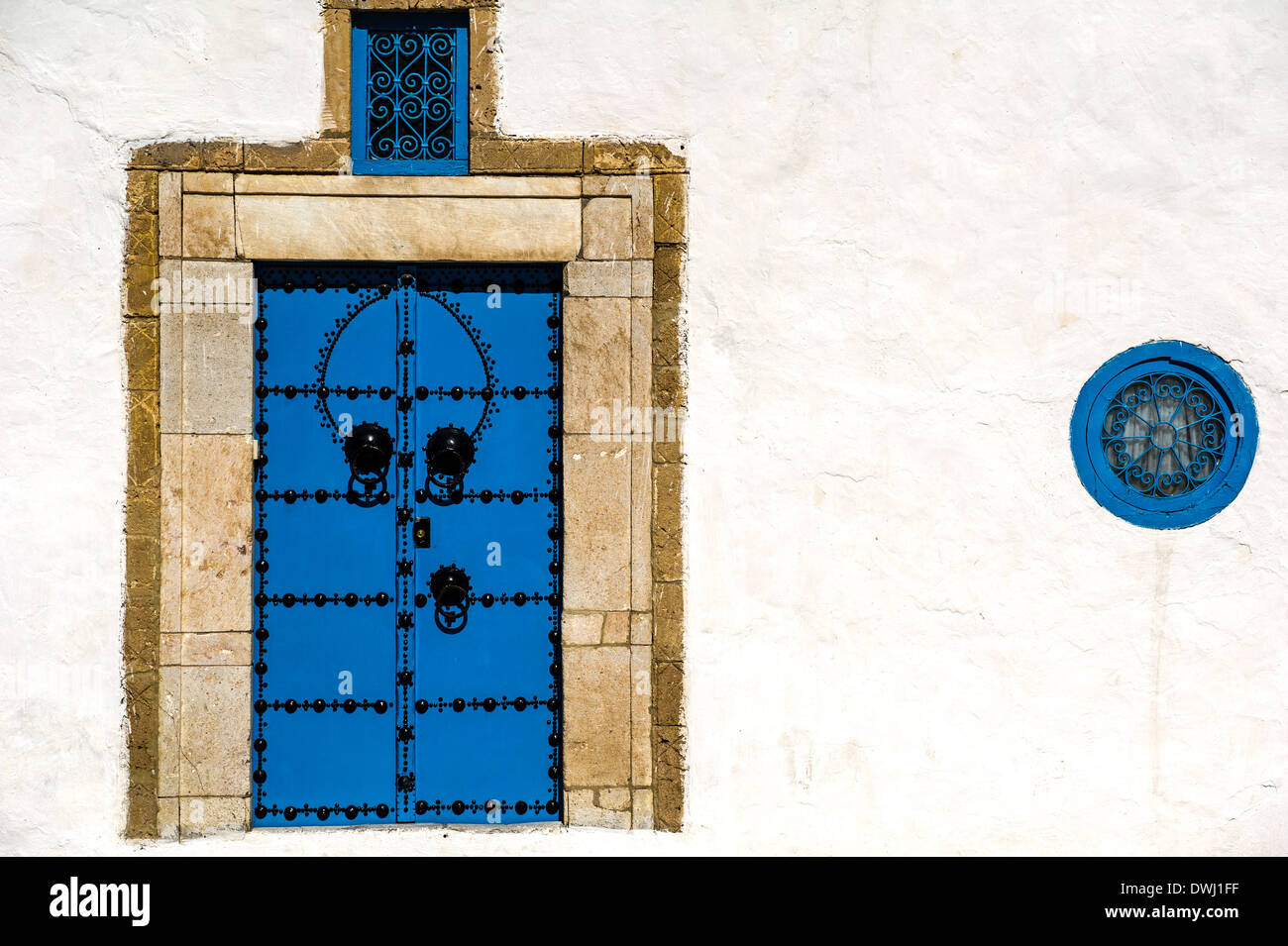 L'Afrique du Nord, Tunisie, Sidi Bou Said. Porte traditionnelle typique. Banque D'Images