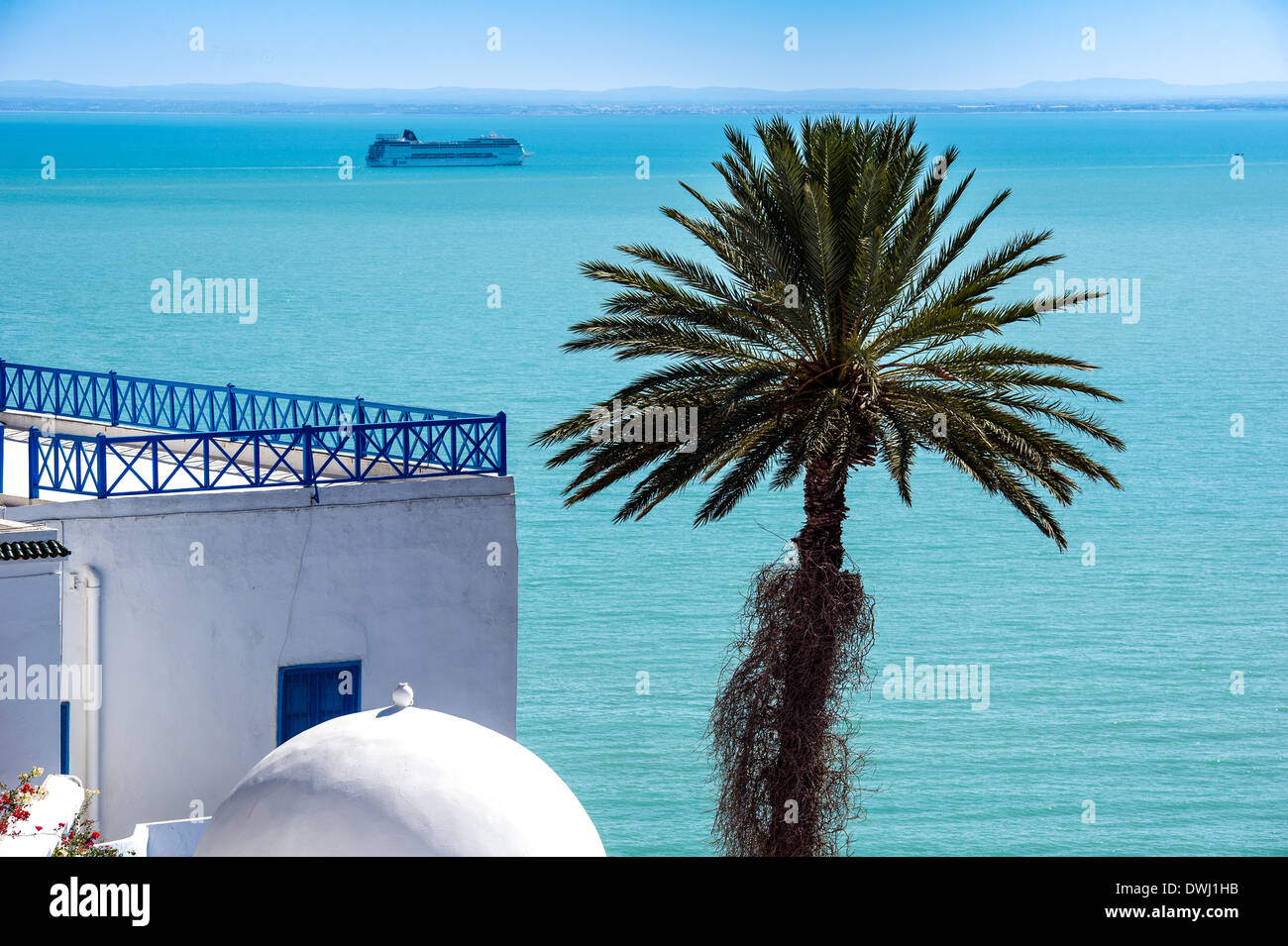 L'Afrique du Nord, Tunisie, Sidi Bou Said. Vue sur le golfe de Tunis. Banque D'Images L'Afrique du Nord, Tunisie, Sidi Bou Said. Vue sur le golfe de Tunis. Banque D'Images
