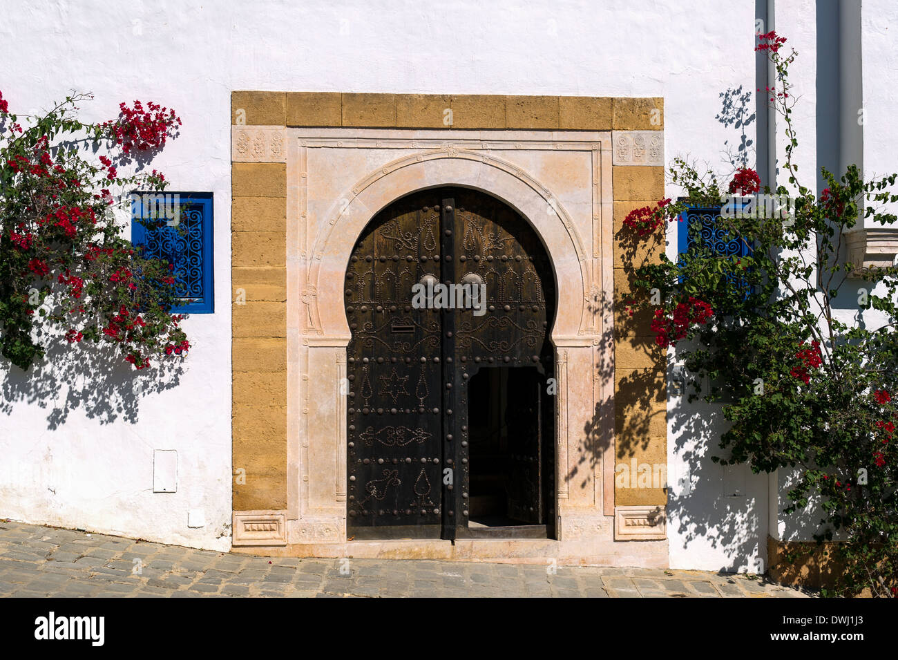 L'Afrique du Nord, Tunisie, Sidi Bou Said. Porte traditionnelle typique. Banque D'Images