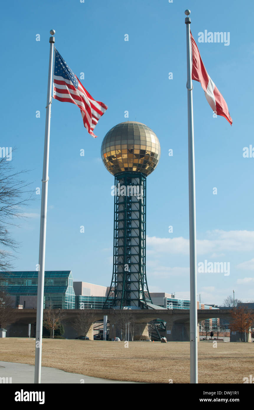 L'Également Sunsphere et américains et péruviens drapeaux flottant sur un jour de vent at World's Fair Park sur une belle journée de Knoxville, Tennessee Banque D'Images