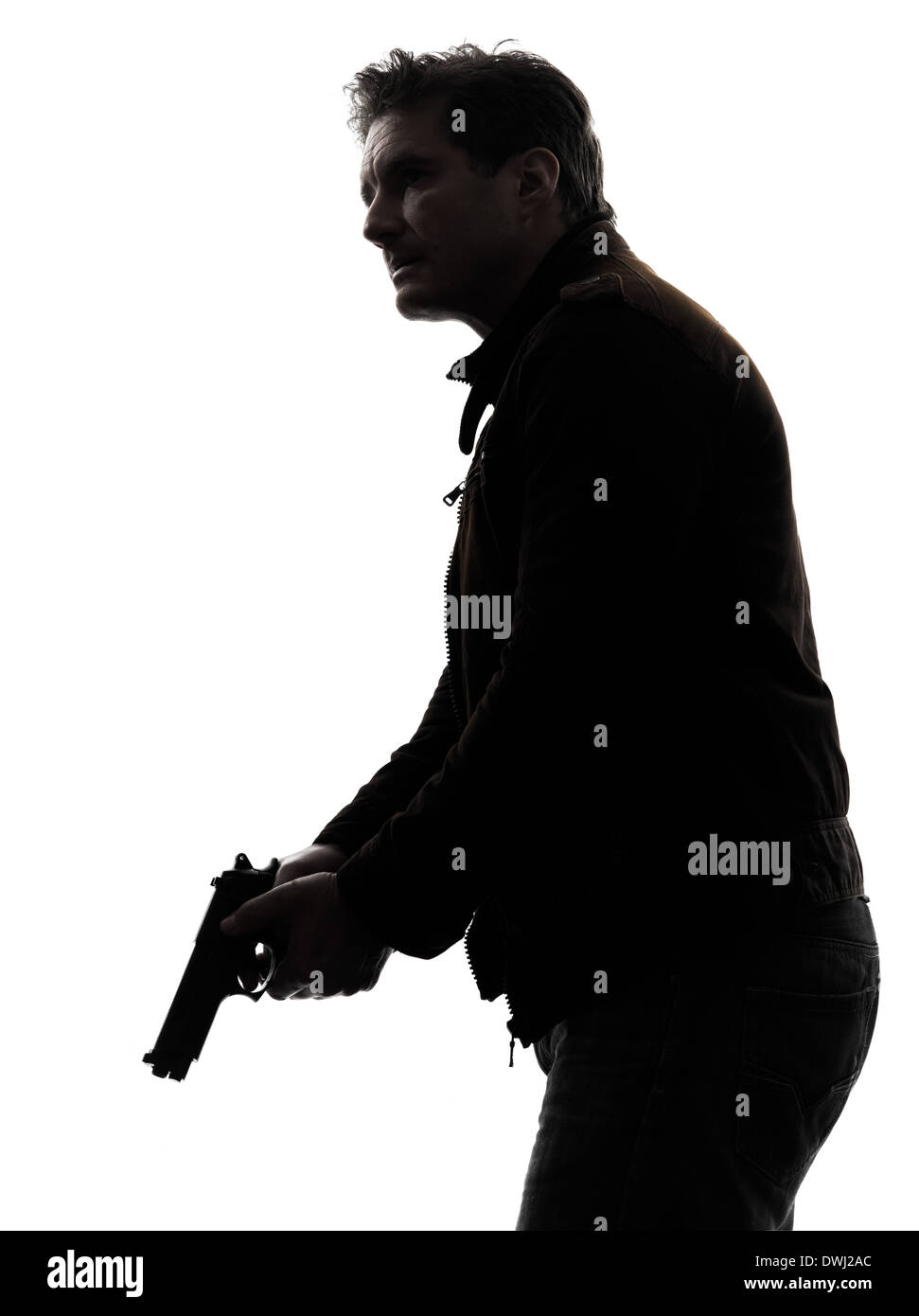 Un homme policier tueur holding gun silhouette studio fond blanc Banque D'Images