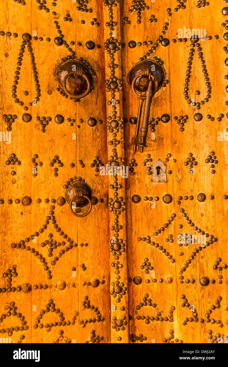 L'Afrique du Nord, Tunisie, Sidi Bou Said. Vieille porte traditionnelle typique. Banque D'Images