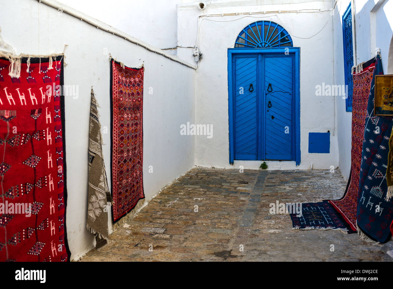 L'Afrique du Nord, Tunisie, Sidi Bou Said. Les tapis sur le mur. Banque D'Images L'Afrique du Nord, Tunisie, Sidi Bou Said. Les tapis sur le mur. Banque D'Images