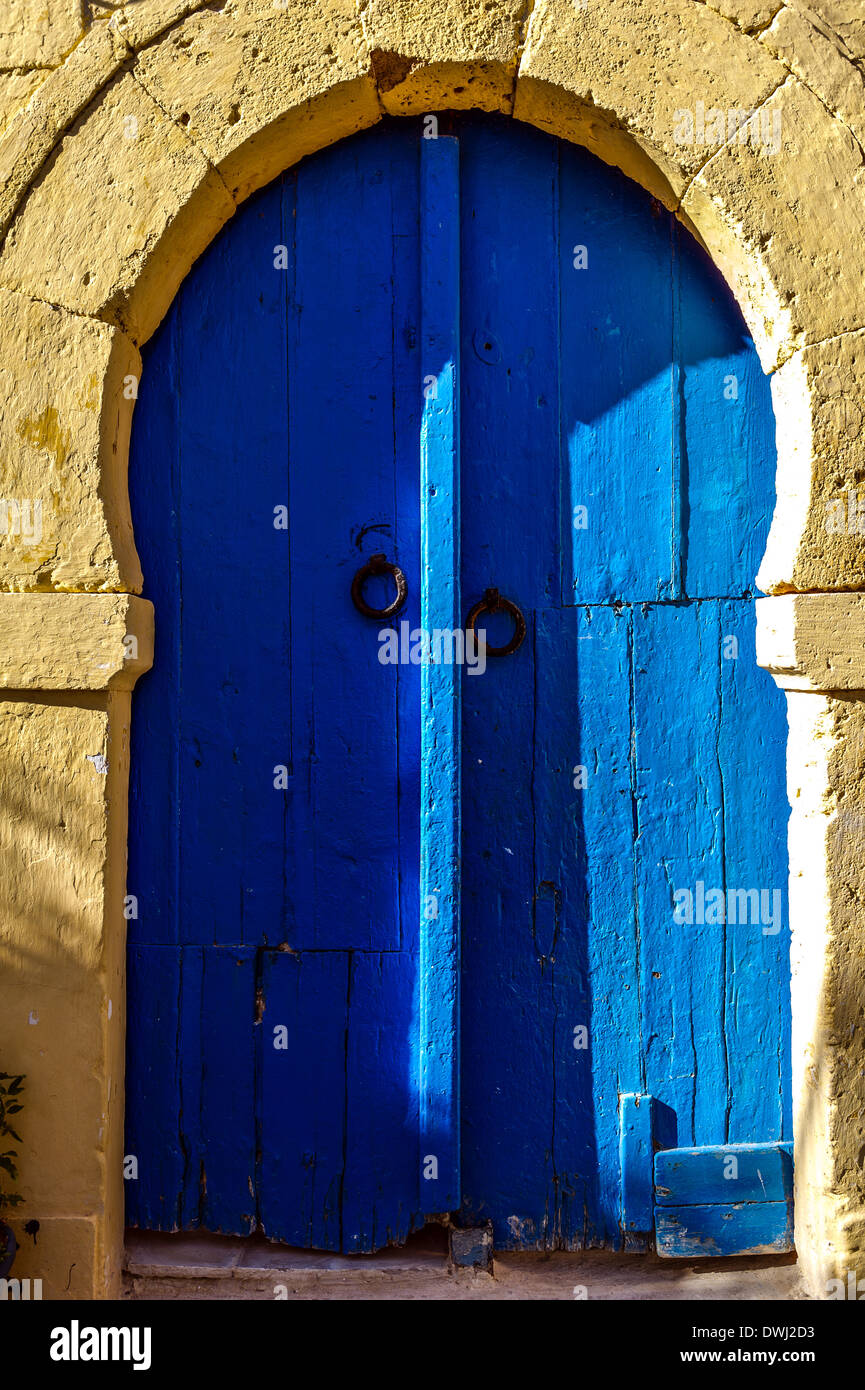 L'Afrique du Nord, Tunisie, Sidi Bou Said. Porte traditionnelle tunisienne typique. Banque D'Images