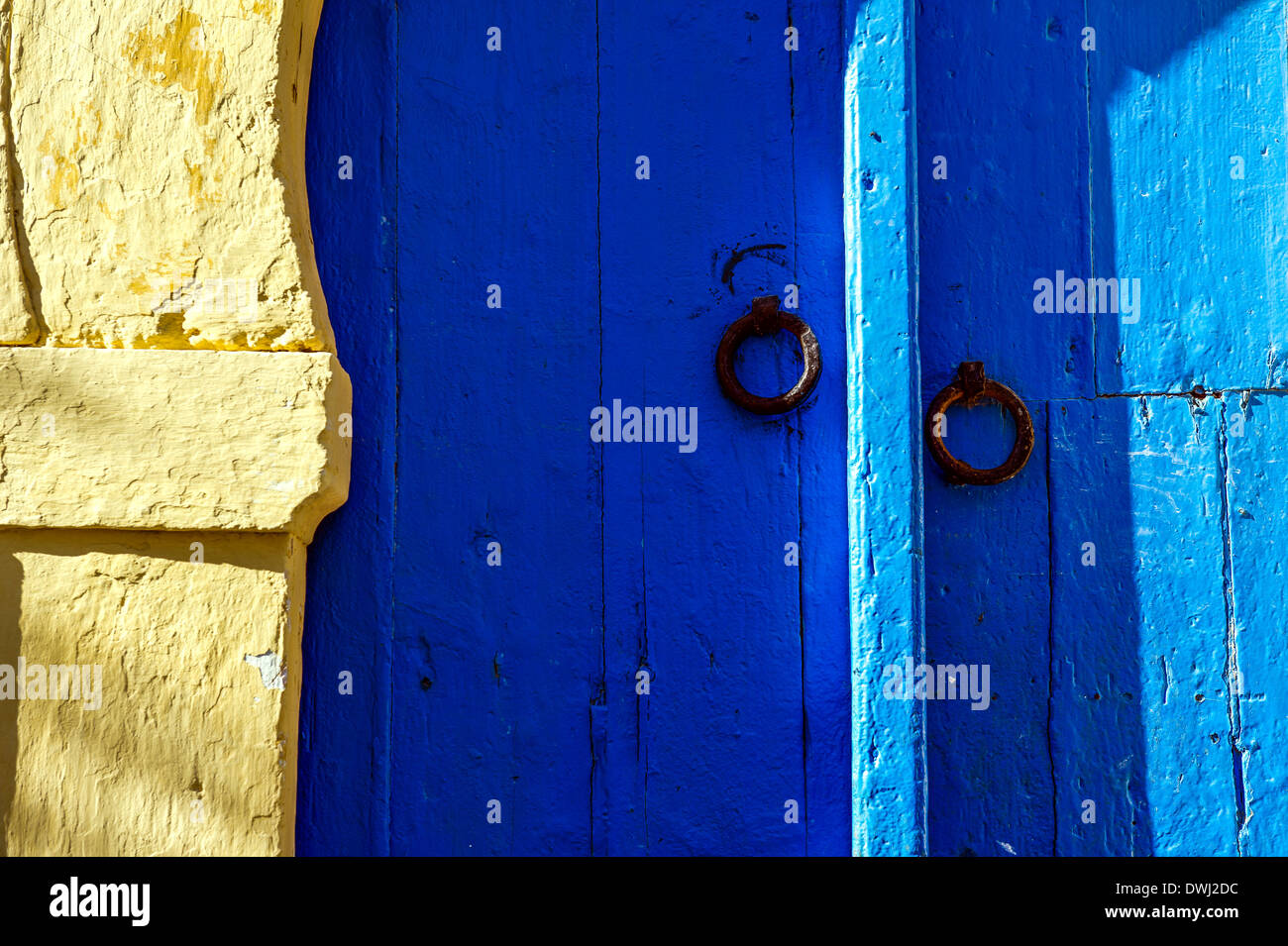 L'Afrique du Nord, Tunisie, Sidi Bou Said. Porte traditionnelle tunisienne typique. Détail. Banque D'Images