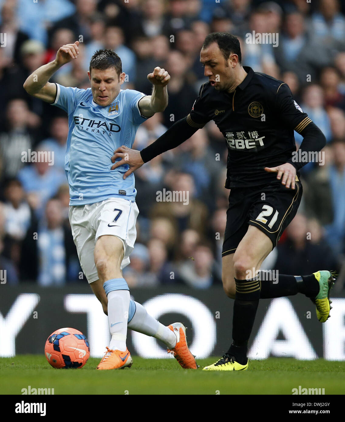 Manchester. Mar 9, 2014. James Milner (L) de Manchester City rivalise avec Ivan Ramis de Wigan au cours de match quart FA Cup à Etihad Stadium à Manchester, Angleterre le 9 mars 2014. Manchester City a perdu 1-2. © Wang Lili/Xinhua/Alamy Live News Banque D'Images