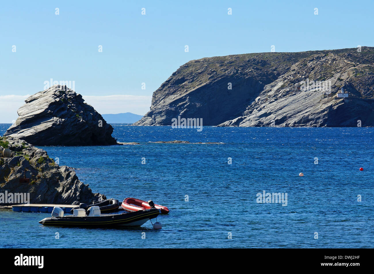Côte Rocheuse près du village de Cadaques avec Cala Nans phare en arrière-plan, mer Méditerranée, Costa Brava, Espagne Banque D'Images