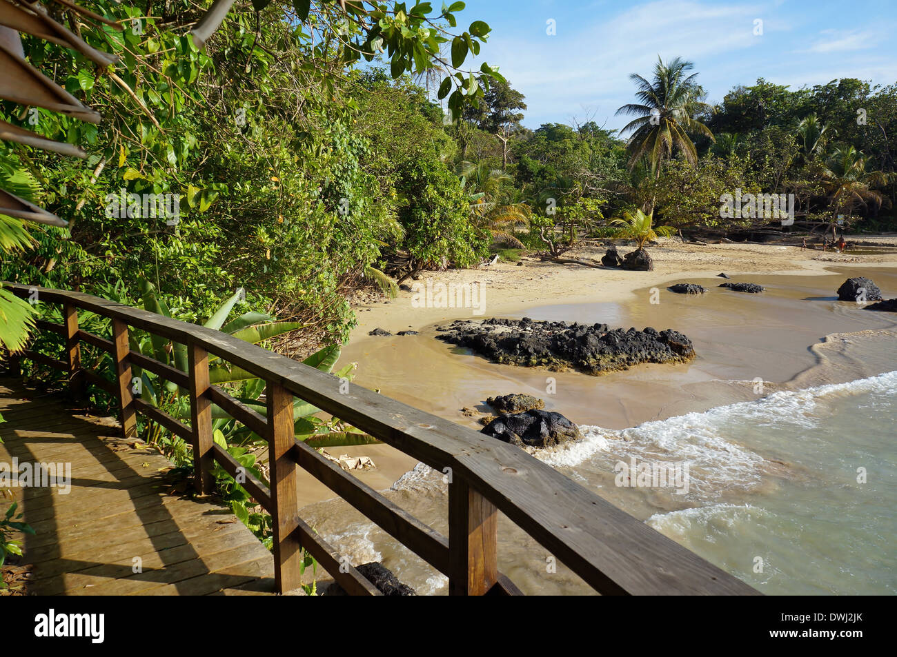 Passerelle en bois tropicaux sur une plage de sable et de rocher, l'île de Bastimentos, Red Frog beach, mer des Caraïbes, le Panama Banque D'Images Passerelle en bois tropicaux sur une plage de sable et de rocher, l'île de Bastimentos, Red Frog beach, mer des Caraïbes, le Panama Banque D'Images