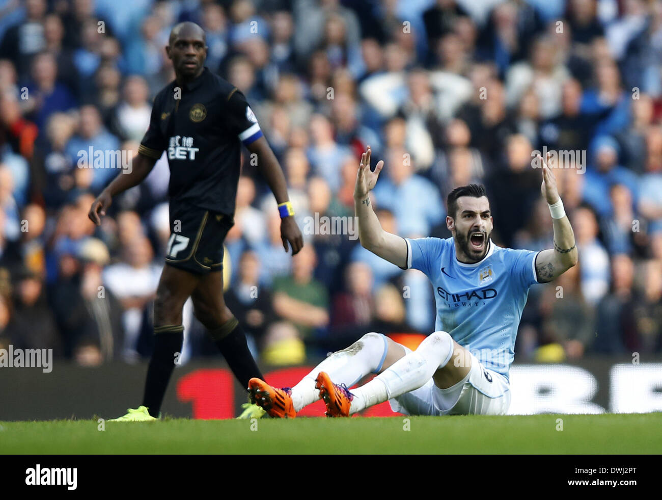 Manchester. Mar 9, 2014. Alvaro Negredo (R) de Manchester City réagit au cours de match quart de la FA Cup entre Manchester City et Wigan à Etihad Stadium à Manchester, Angleterre le 9 mars 2014. Manchester City a perdu 1-2. © Wang Lili/Xinhua/Alamy Live News Banque D'Images