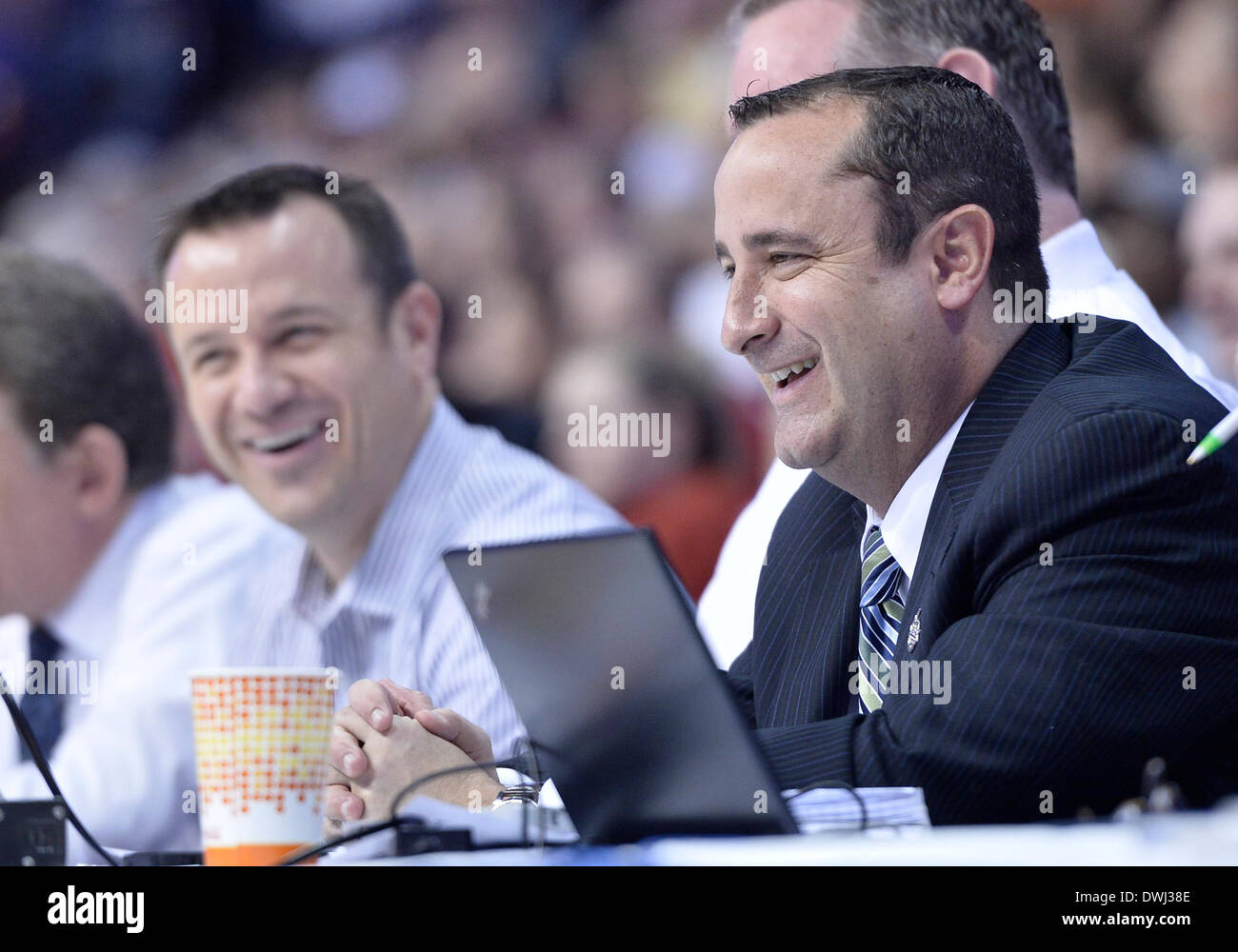 Uncasville, CT, USA. Mar 9, 2014. Dimanche 9 Mars 2014 : Louisville l'entraîneur-chef Jeff Walz (l) et le Sud de la Floride, l'entraîneur-chef Jose Fernandez (r) Regardez le UConn vs jeu de Rutgers côté cour au cours du 2e semestre de l'American Athletic Conference womens semi-final du tournoi de basket-ball match entre Rutgers et UConn au Mohegan Sun Arena à Uncasville, CT. UConn battre facilement 83-57 Rutgers. Bill Shettle / Cal Sport Media. © csm/Alamy Live News Banque D'Images