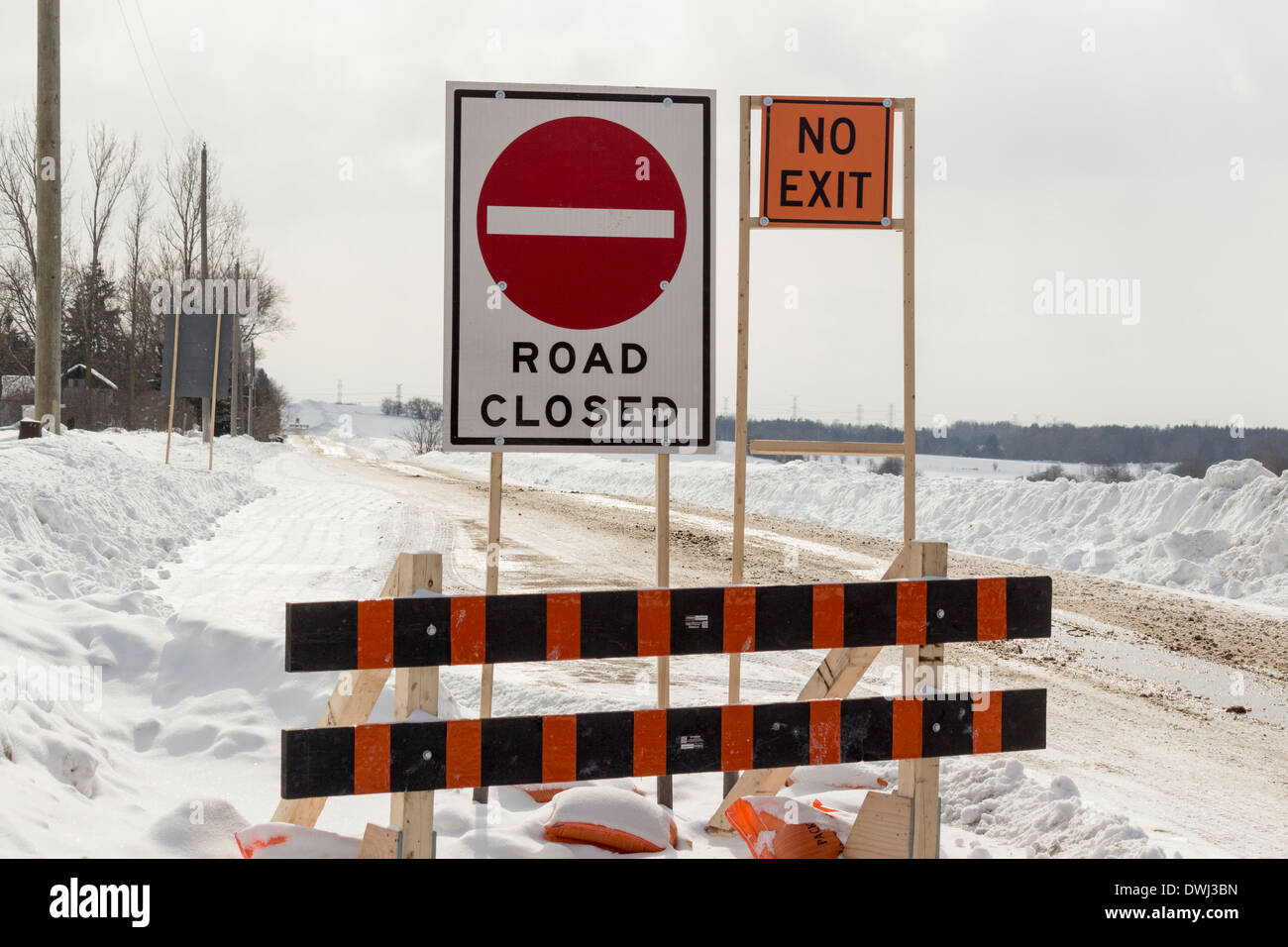 Road closed sign on country road pendant l'hiver. Banque D'Images