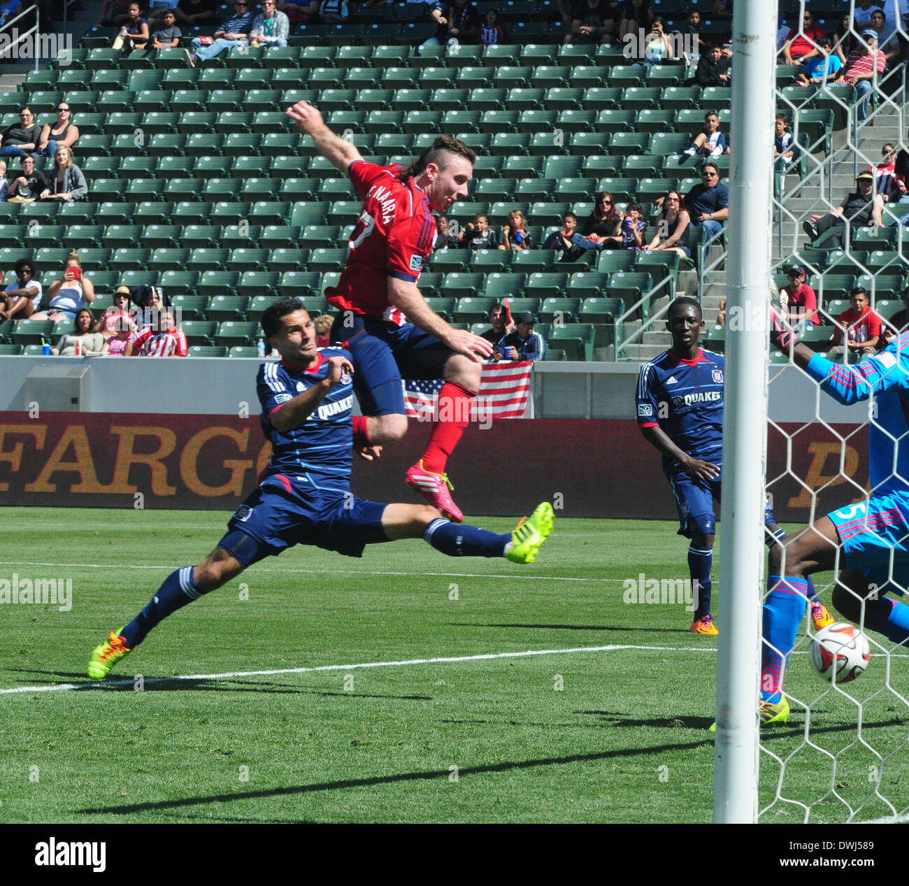 Carson, Californie, USA. Mar 9, 2014. La Major League Soccer MLS Chivas USA -- le milieu de terrain THOMAS McNAMARA bat Chicago Fire le défenseur GONZALO SEGARES à la balle et marque un but dans la seconde moitié du jeu comme Chivas USA a remporté le match 3 à 2 à l'Stubhub Center, Carson, Californie, USA, le 9 mars 2013. C'était le match d'ouverture pour Chivas USA et la première victoire pour leur nouvel entraîneur.Image Crédit cr Scott Mitchell/ZUMA Press. © Scott Mitchell/ZUMAPRESS.com/Alamy Live News Banque D'Images