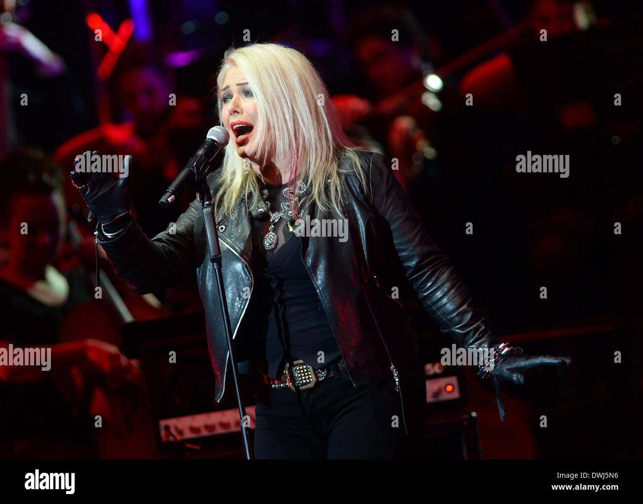 Berlin, Allemagne. 9 mars 2014. La chanteuse pop britannique Kim Wilde effectue pendant le premier concert de l'Europe tournée 'Rock rencontre le classique' à Berlin, 09 mars 2014. Photo : Britta Pedersen/dpa/Alamy Live News Banque D'Images