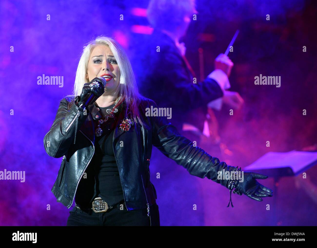 Berlin, Allemagne. 9 mars 2014. La chanteuse pop britannique Kim Wilde effectue pendant le premier concert de l'Europe tournée 'Rock rencontre le classique' à Berlin, 09 mars 2014. Photo : Britta Pedersen/dpa/Alamy Live News Banque D'Images