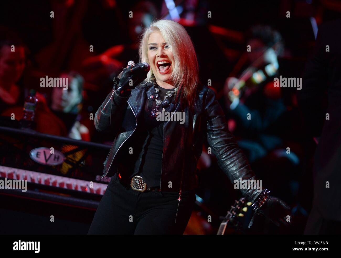 Berlin, Allemagne. 9 mars 2014. La chanteuse pop britannique Kim Wilde effectue pendant le premier concert de l'Europe tournée 'Rock rencontre le classique' à Berlin, 09 mars 2014. Photo : Britta Pedersen/dpa/Alamy Live News Banque D'Images