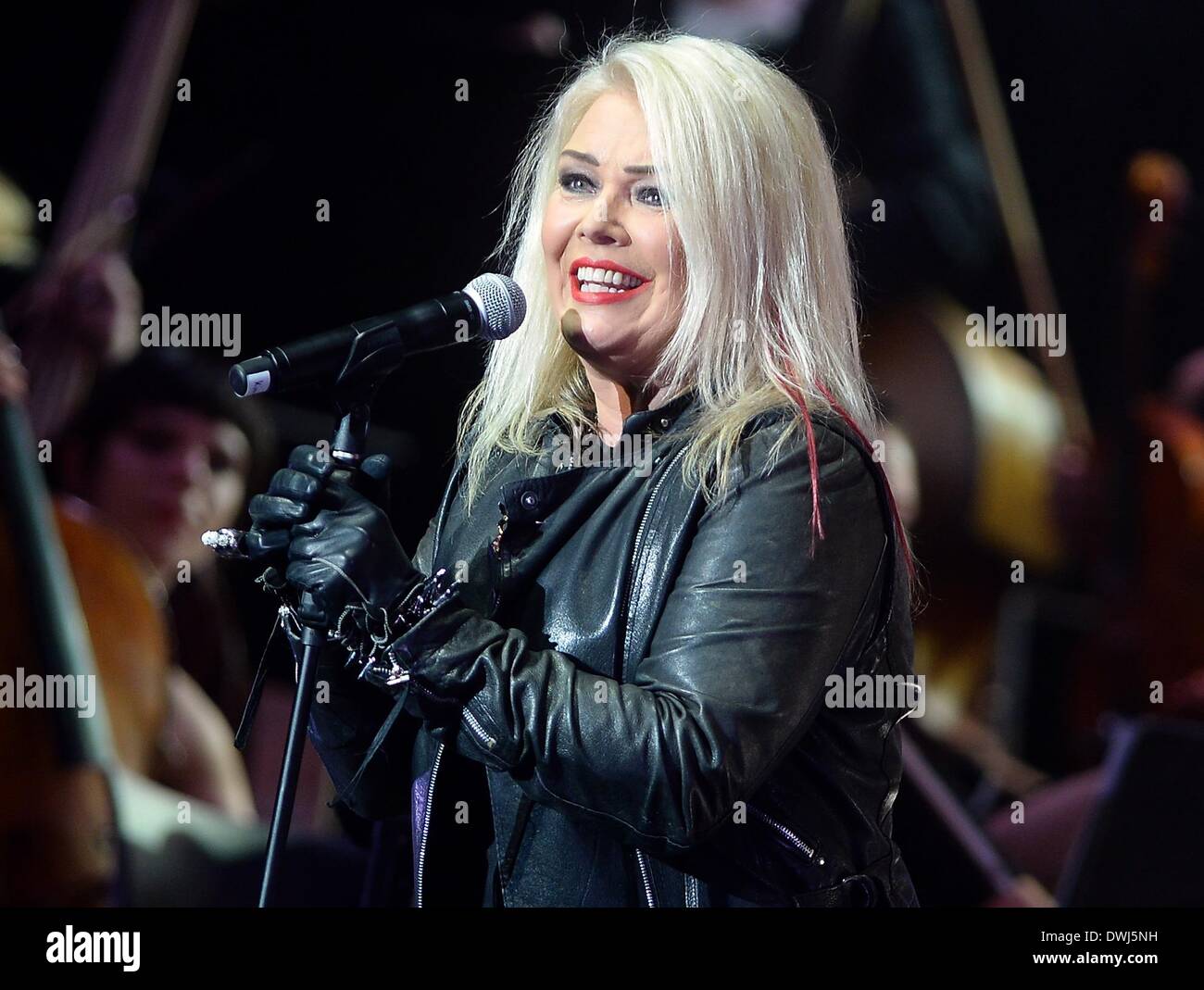 Berlin, Allemagne. 9 mars 2014. La chanteuse pop britannique Kim Wilde effectue pendant le premier concert de l'Europe tournée 'Rock rencontre le classique' à Berlin, 09 mars 2014. Photo : Britta Pedersen/dpa/Alamy Live News Banque D'Images