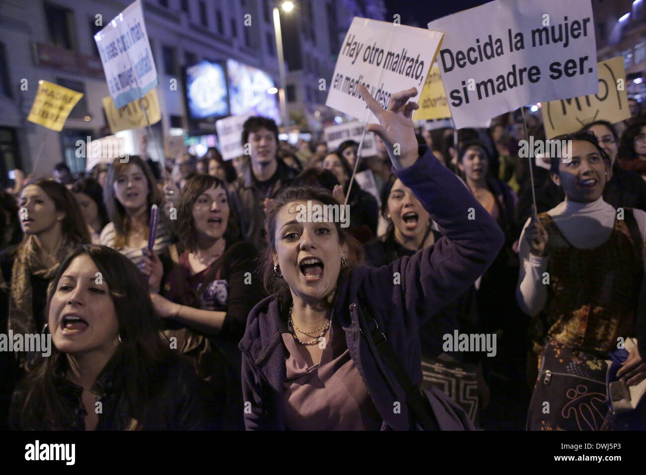 Madrid, Espagne. Mar 8, 2014. Les manifestants crier des slogans au cours d'une manifestation contre le gouvernement espagnol envisage de mettre en œuvre d'importantes restrictions à l'avortement à Madrid, en Espagne, en mars, le samedi, 8e, 2014. La réforme de la loi sur l'avortement et la violence de genre ont conduit les manifestations massives qui a eu lieu dans une douzaine de villes en Espagne pour marquer la Journée internationale de la femme, les femmes de gestion collective ont également dénoncé la forte différence de rémunération entre les hommes et les femmes et l'élimination des droits sociaux. © Rodrigo Garcia/NurPhoto ZUMAPRESS.com/Alamy/Live News Banque D'Images